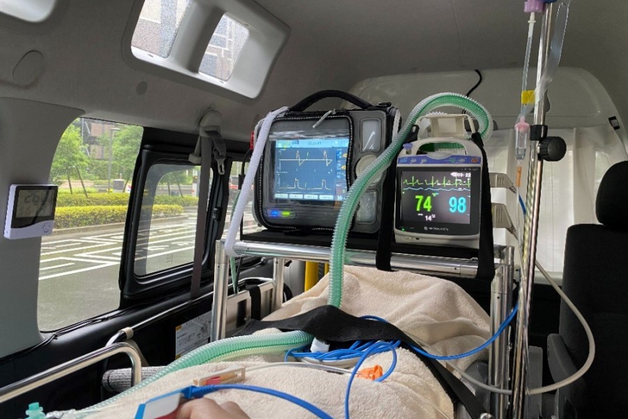 レンタルの呼吸器を搭載した民間救急車両