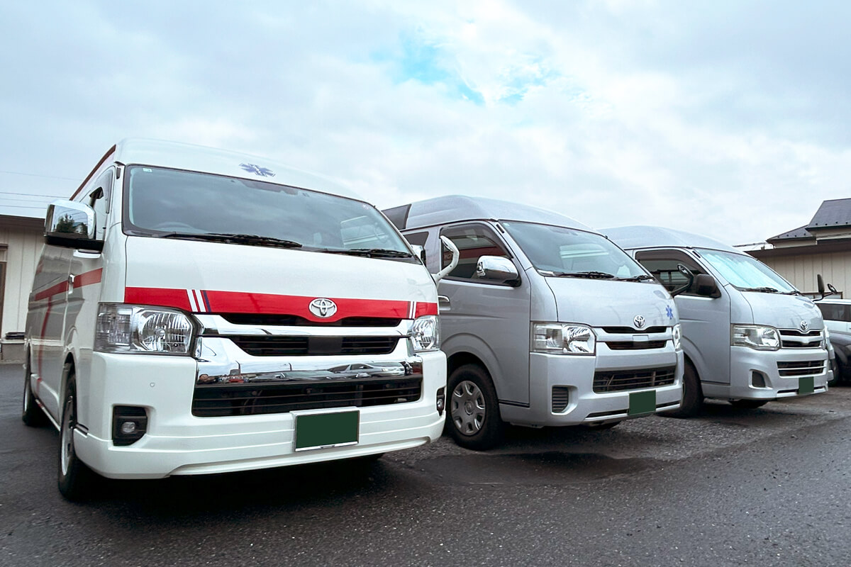 東京メディ・ケア移送サービスの介護車両2台と民間救急車両