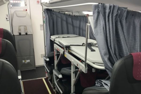航空機内のストレッチャー