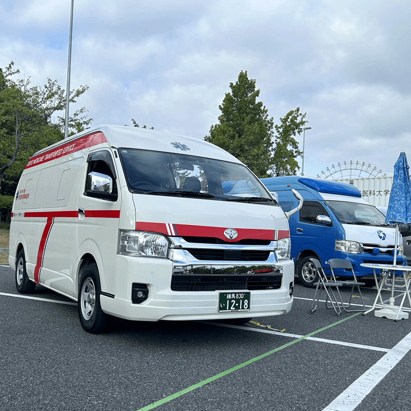 東京メディ・ケア移送サービスの民間救急車両と他社の民間救急車両